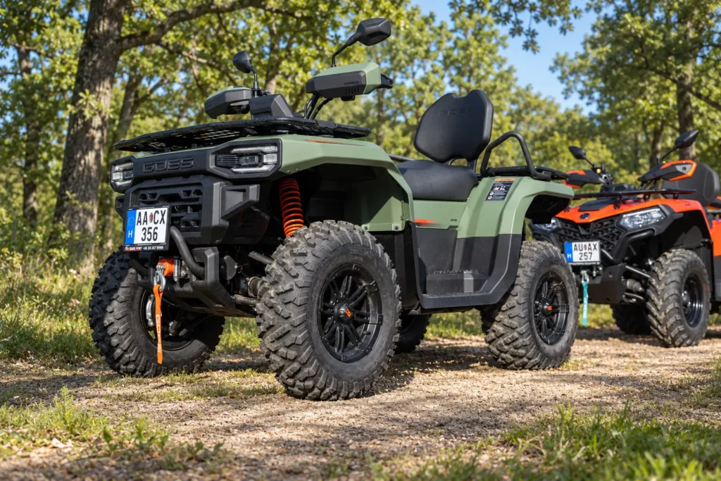 Quad túra gépparkja — zöld és narancs quad egymás mellett