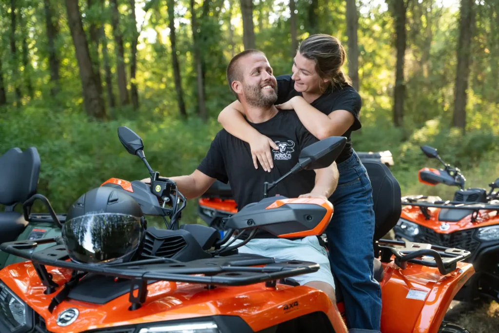 Quad túra ajándékutalvány — nevető páros az erdei úton