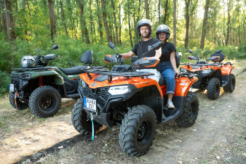 Quad túra indulás előtt, teljes felszerelésben Újtikoson