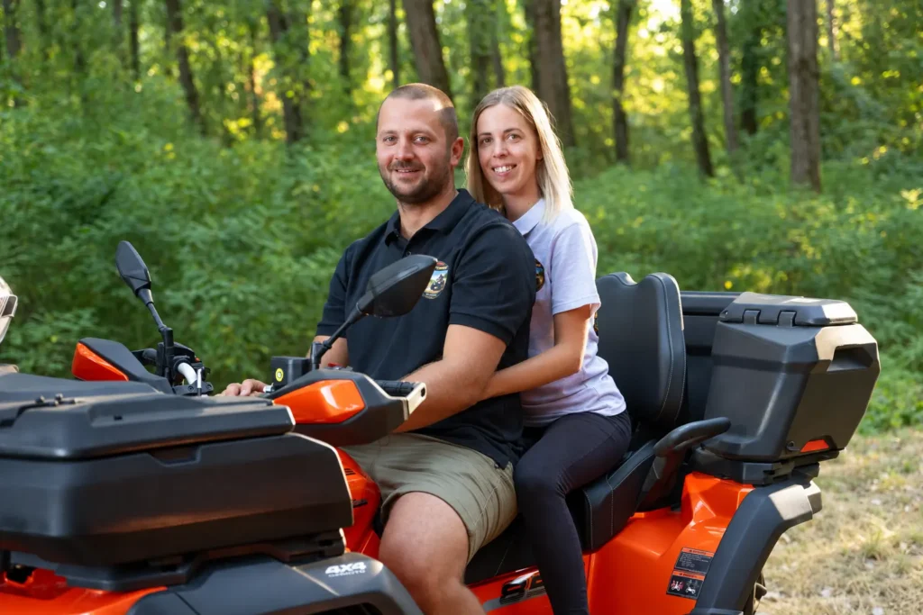 Quad túravezető páros közelről, újtikosi quad túra