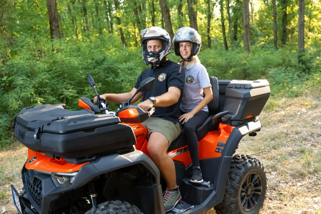 Quad túravezetők felszerelésben, vezetett quad túra előtt