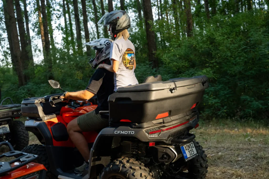 Quad Experience Újtikos túravezető a csapat pólójában