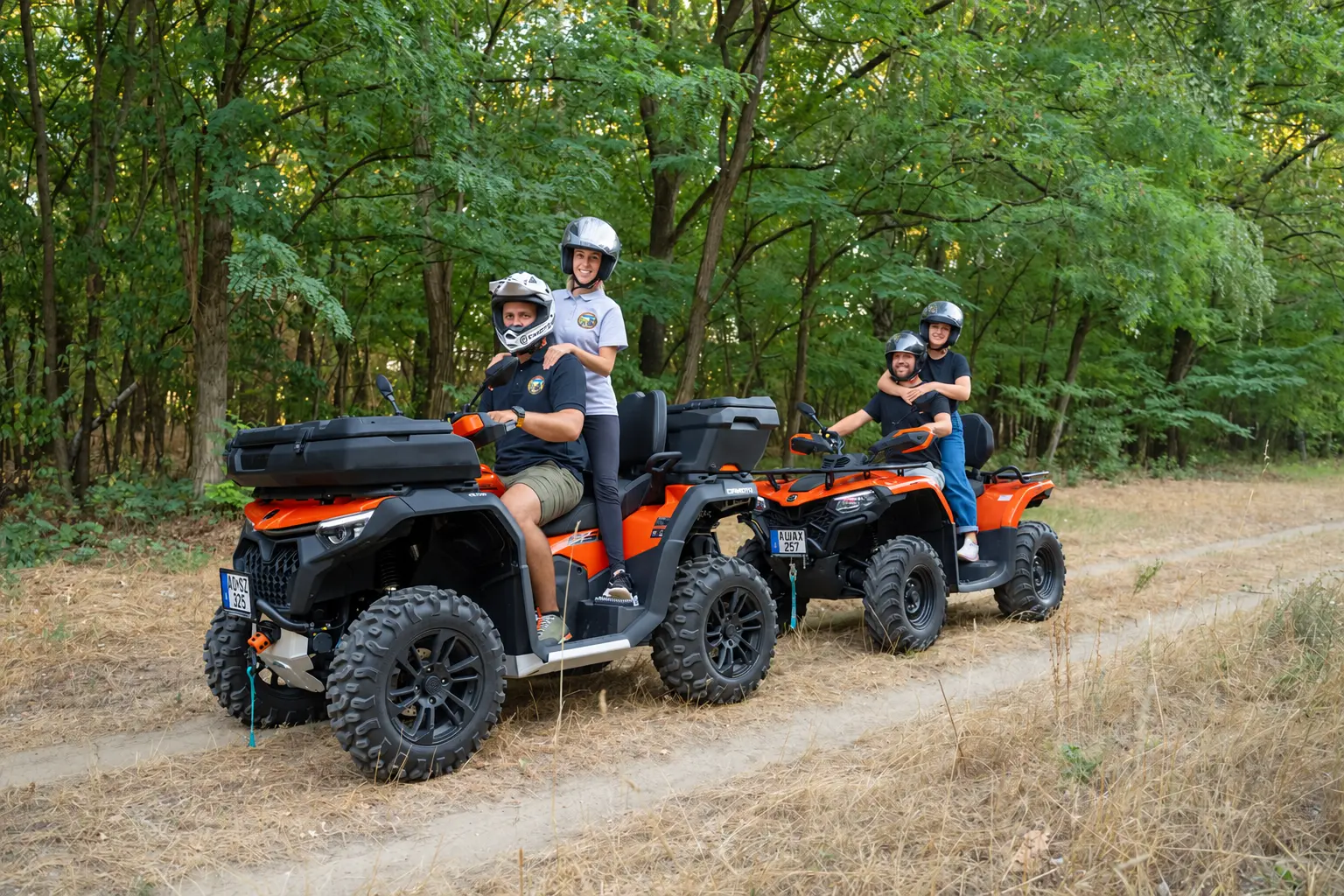 Vezetett quad túra Debrecen közelében — két quad az erdei földúton, túravezetővel