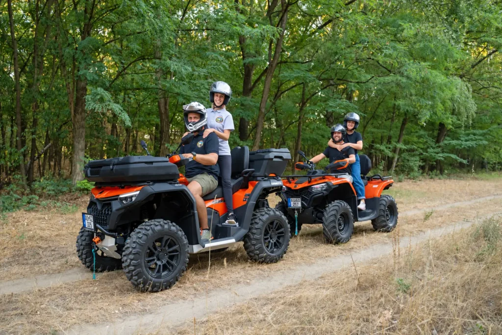 Vezetett quad túra túravezetővel — a csoport együtt halad az erdei úton