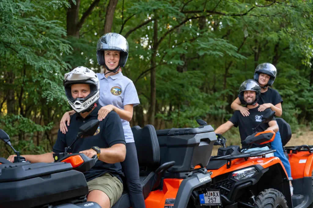 Quad túravezetők az erdei úton, vezetett quadozás Újtikoson