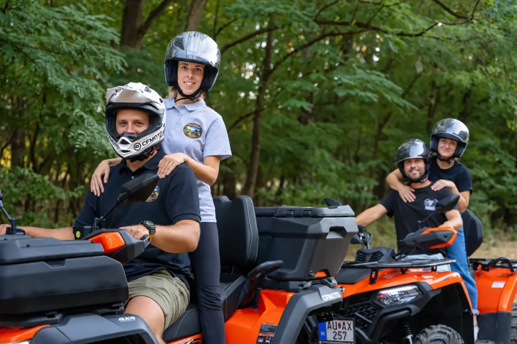 A Quad Experience Újtikos túravezetői bukósisakban, quadokon